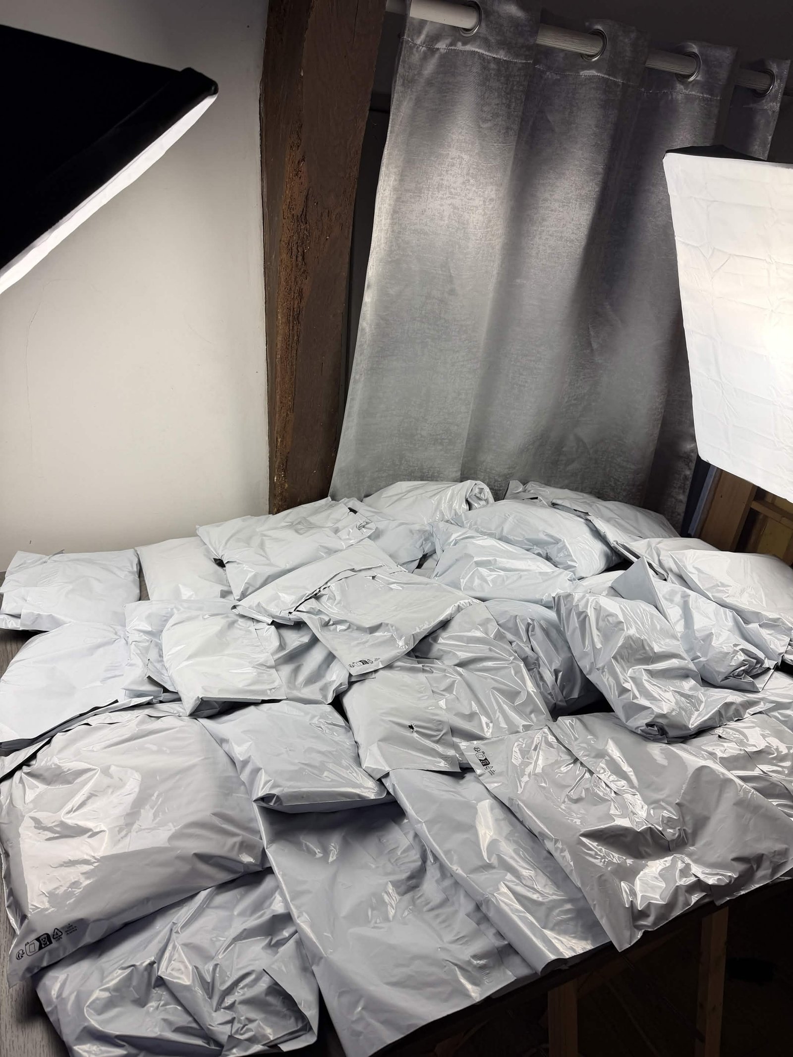 Pile de colis Vinted prêts à expédier — MyResell Ultra