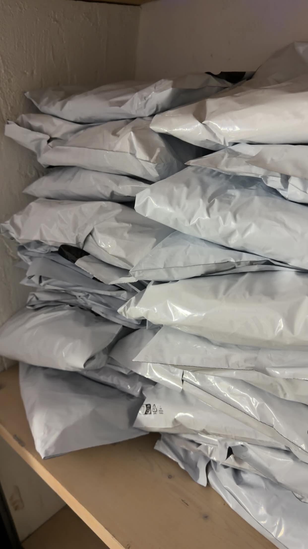 Pile de colis Vinted prêts à expédier